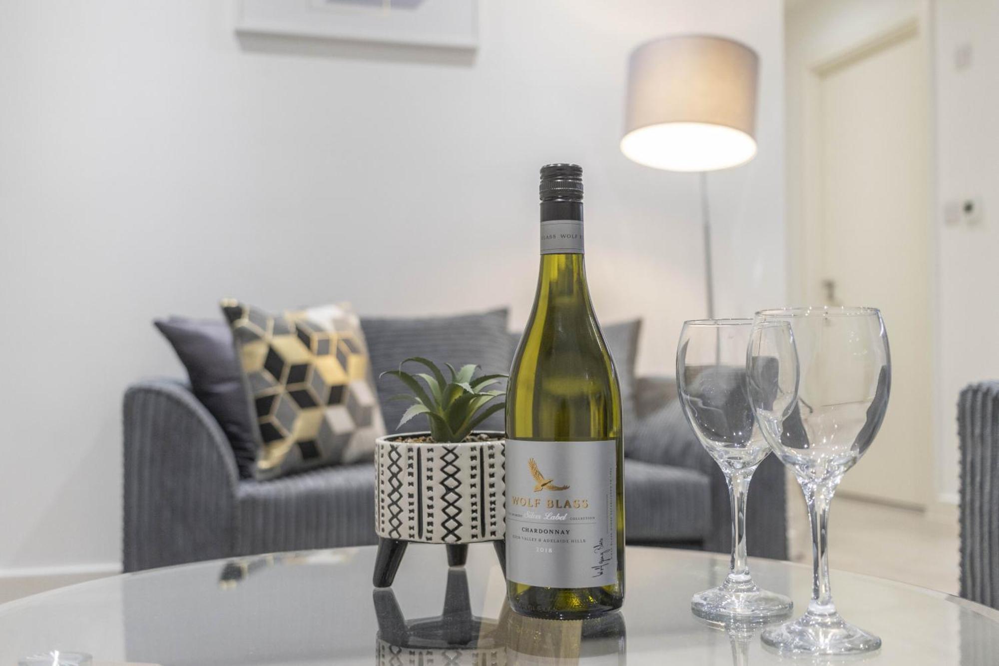 Linacre 1&2 - One And Two Bed Flat Behind The Cathedral With Free Parking And Fast Wifi Lägenhet Exeter Rum bild