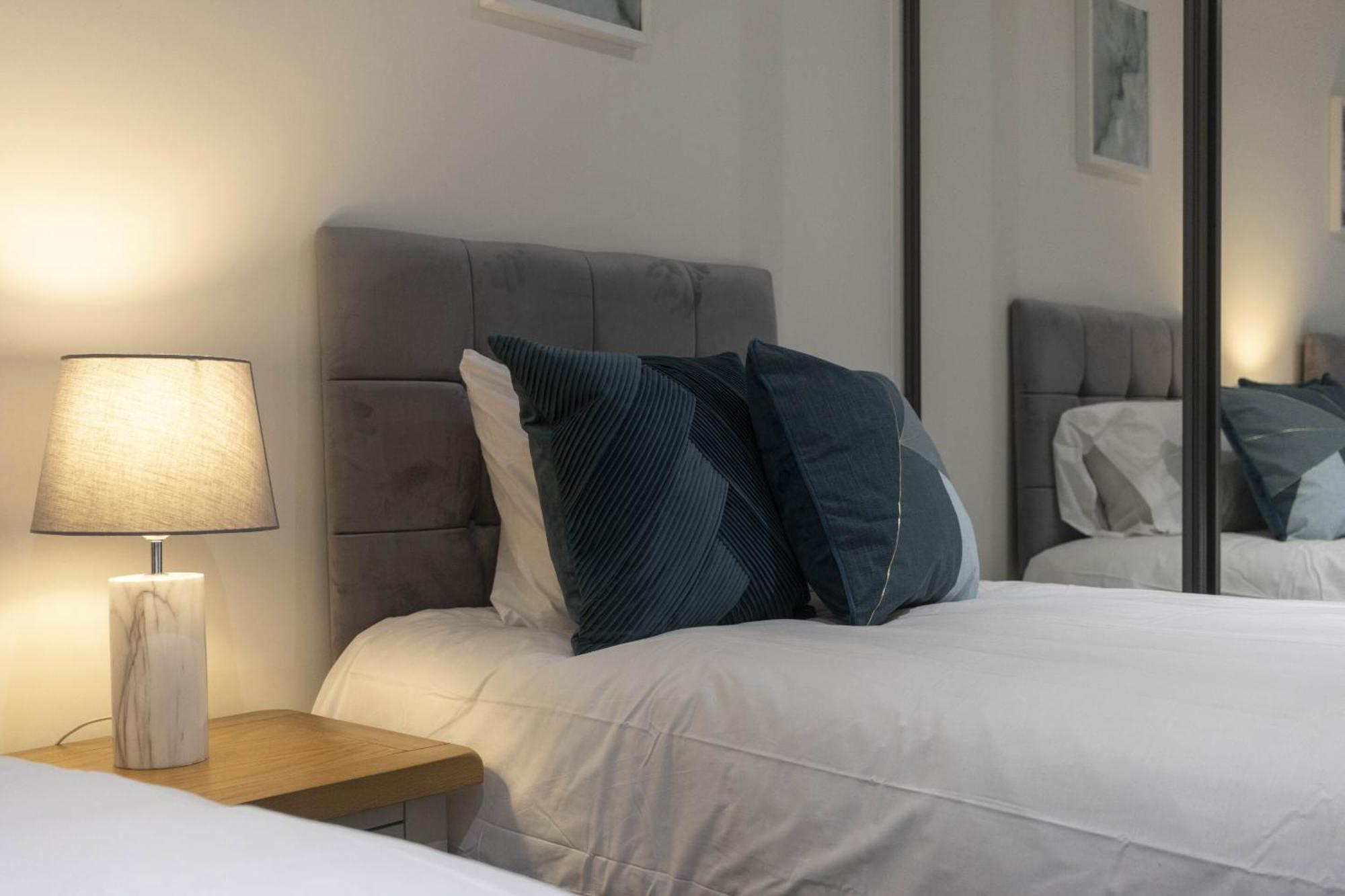 Linacre 1&2 - One And Two Bed Flat Behind The Cathedral With Free Parking And Fast Wifi Lägenhet Exeter Rum bild