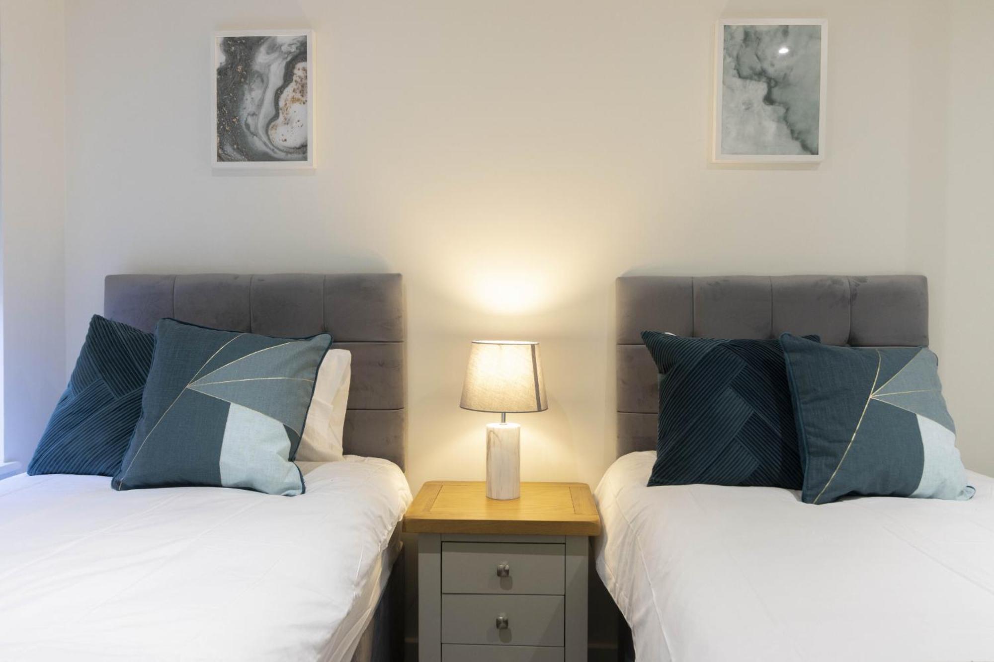Linacre 1&2 - One And Two Bed Flat Behind The Cathedral With Free Parking And Fast Wifi Lägenhet Exeter Rum bild