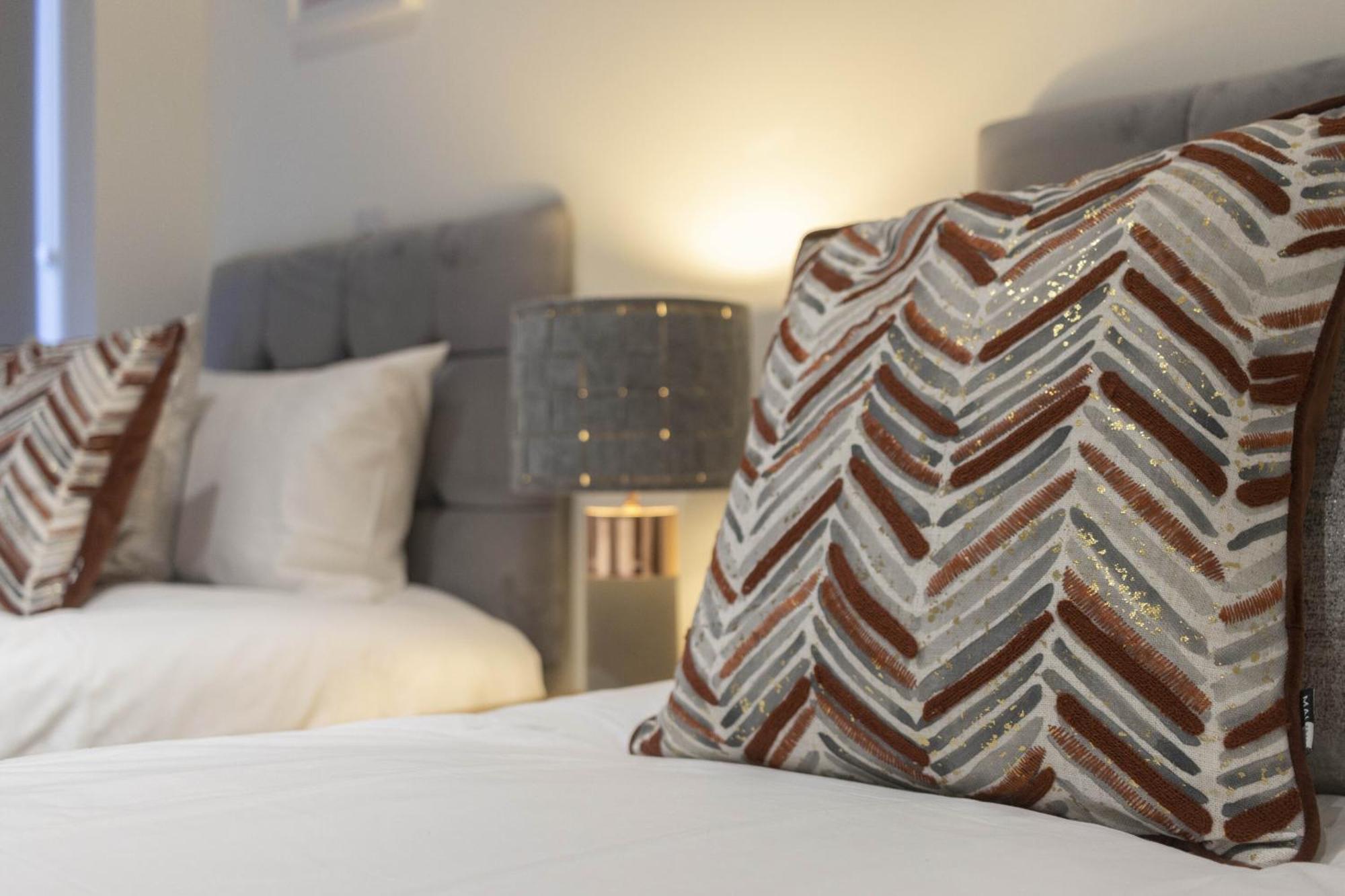 Linacre 1&2 - One And Two Bed Flat Behind The Cathedral With Free Parking And Fast Wifi Lägenhet Exeter Rum bild