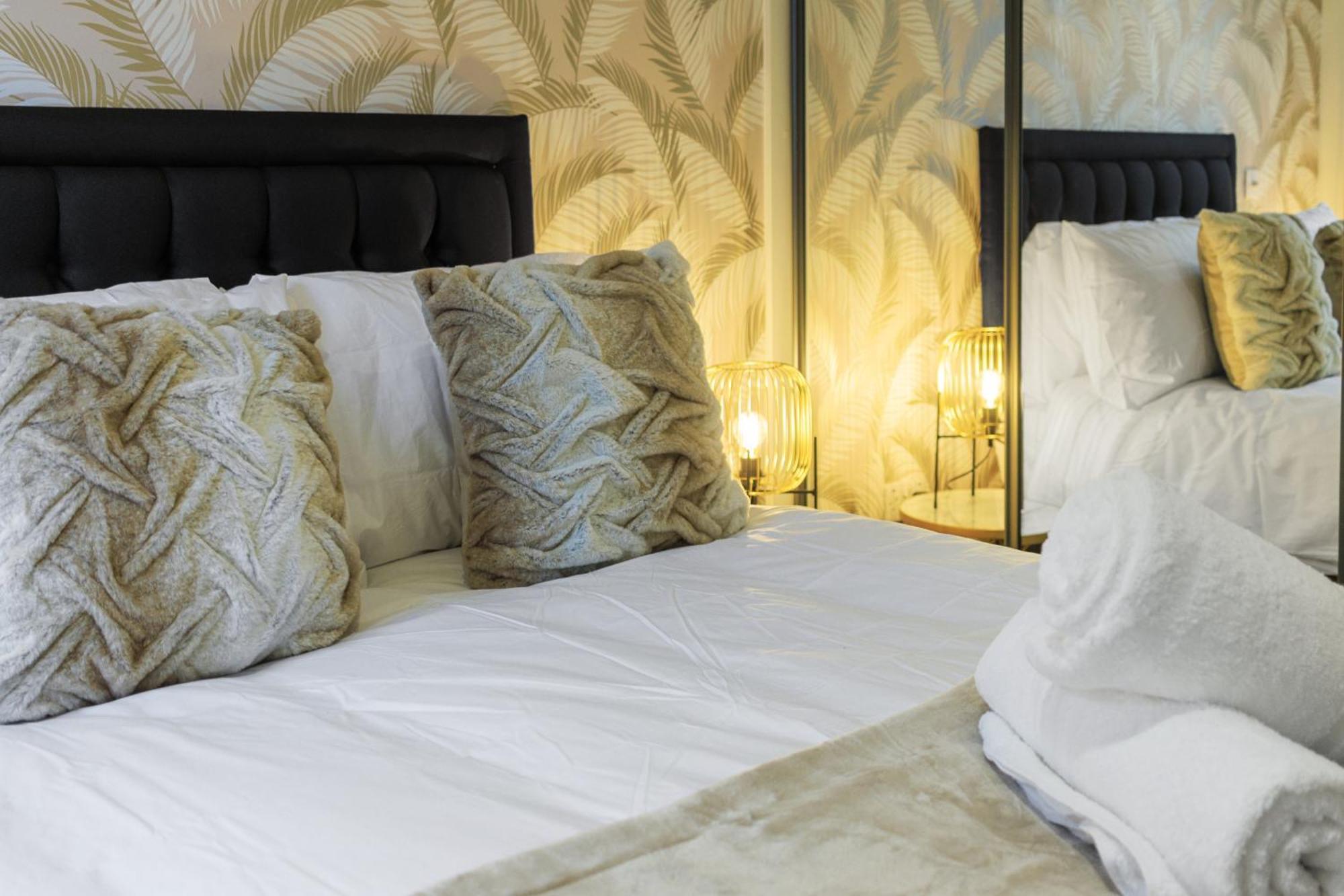 Linacre 1&2 - One And Two Bed Flat Behind The Cathedral With Free Parking And Fast Wifi Lägenhet Exeter Rum bild